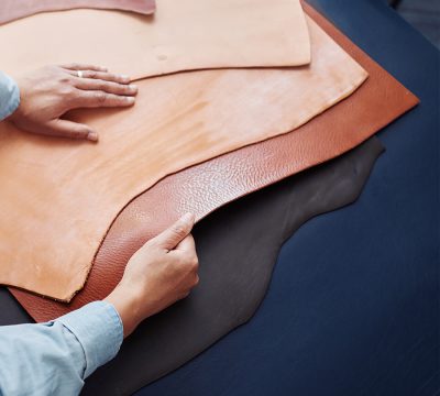 craftsman-choosing-leather-SR4MJDNa
